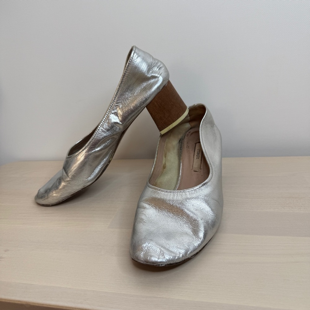 Uterque Silver Metallic Leather Low Heel Pumps